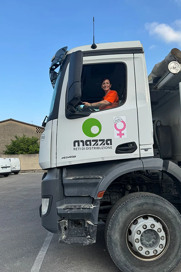 Progetto donne in cantiere con la prima donna autista di mezzi pesanti