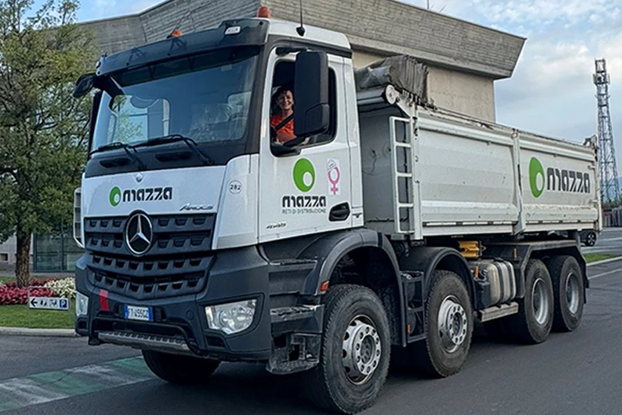 Progetto donne in cantiere con la prima donna autista di mezzi pesanti