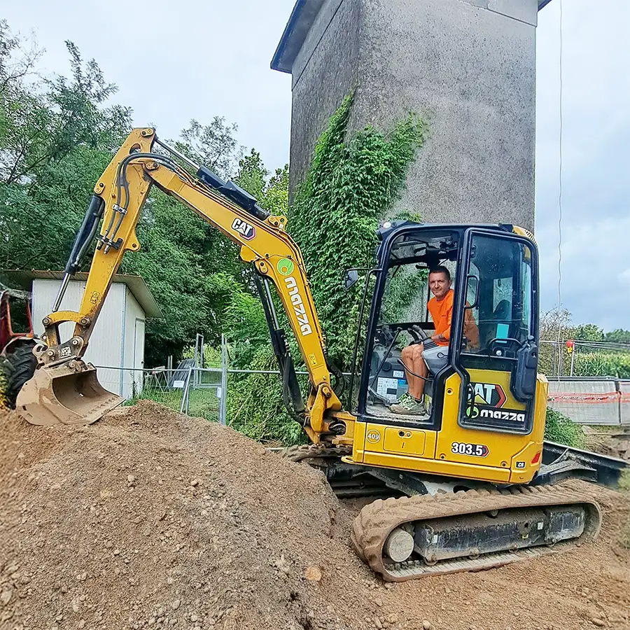 Escavatore al lavoro in località inferno a Ghedi