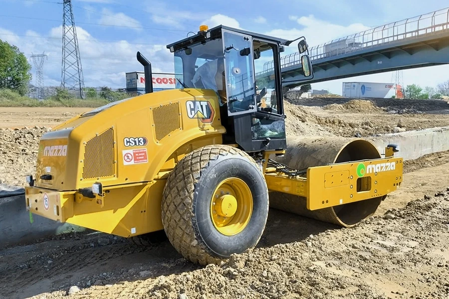 Compattatore vibrante terreno Caterpillar CS13