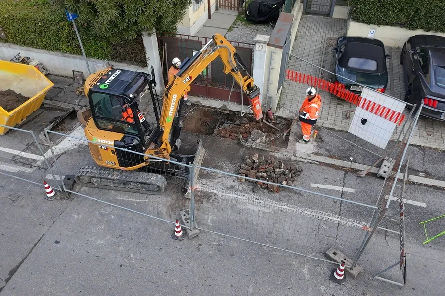 Cantiere Brescia con escavatore e operatori