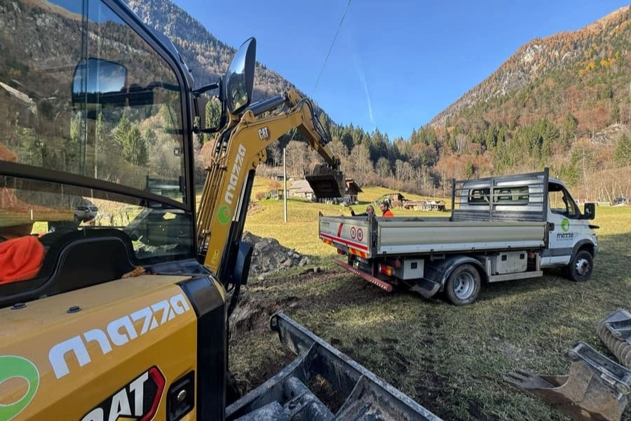 Escavatore e autocarro al lavoro in Valdaone