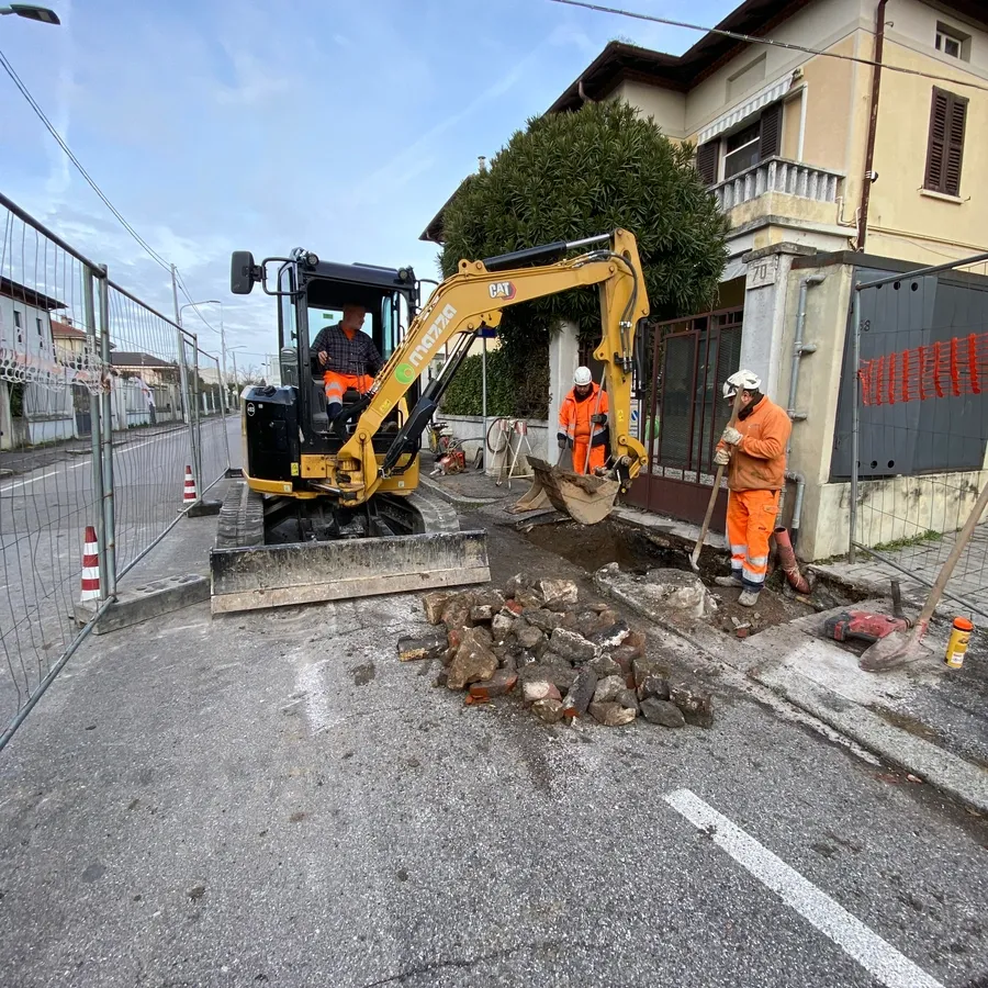 escavatore e operai
