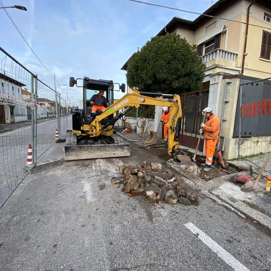 escavatore e operai primo maggio