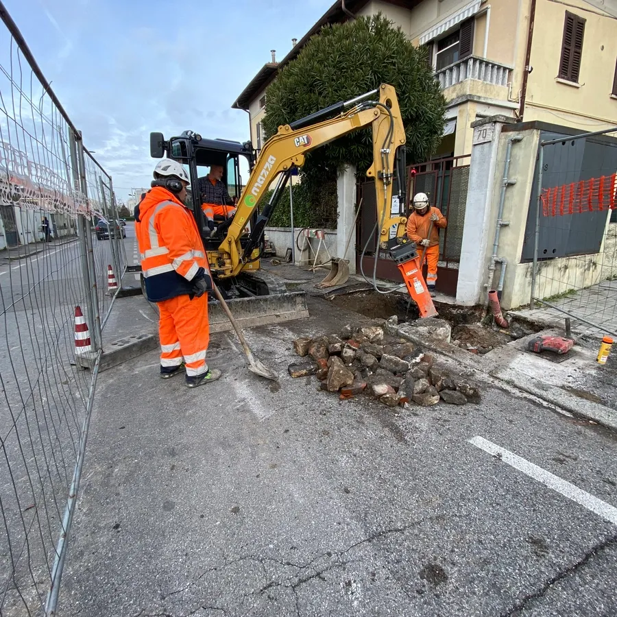 escavatore e operai cantiere