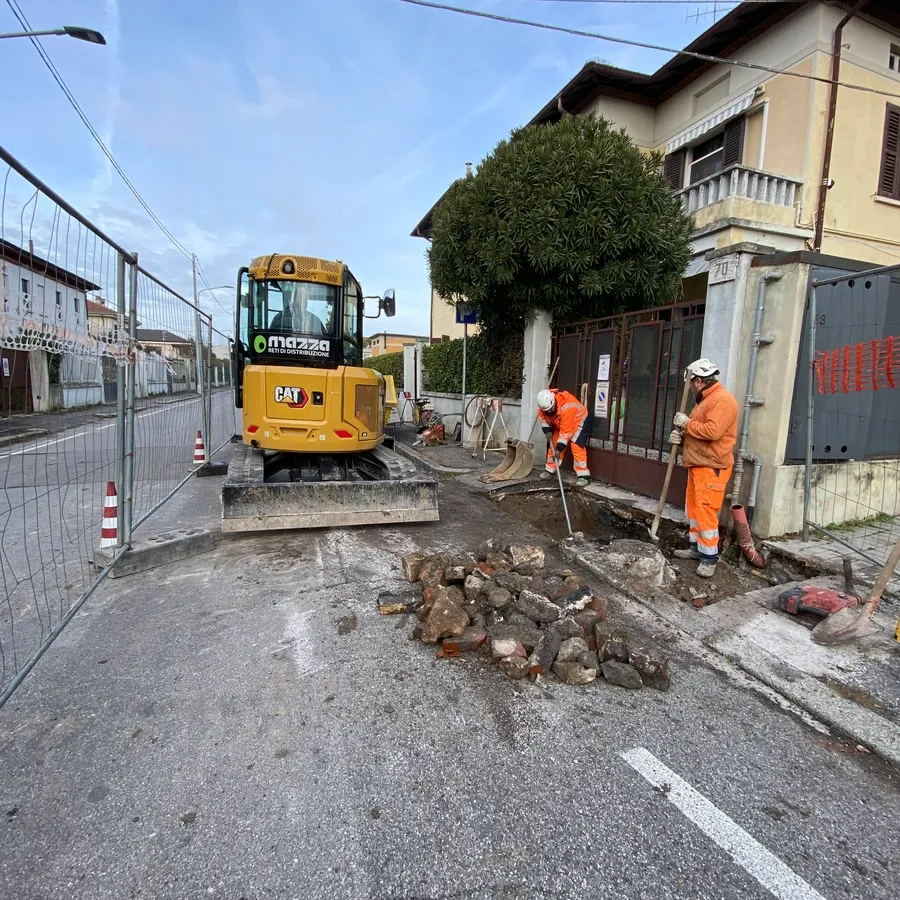 escavatore e operai brescia primo maggio