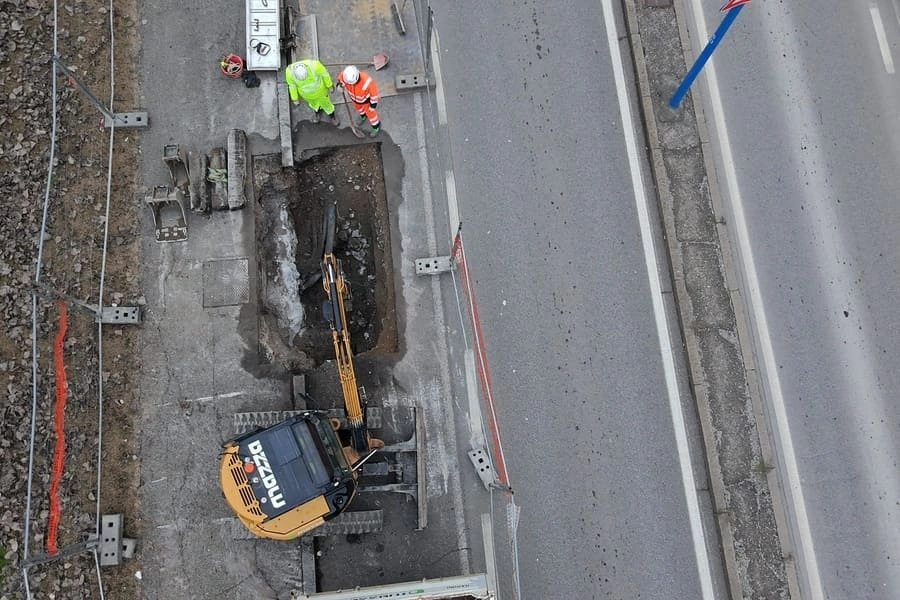 Cantiere perdita di gas e miniescavatore