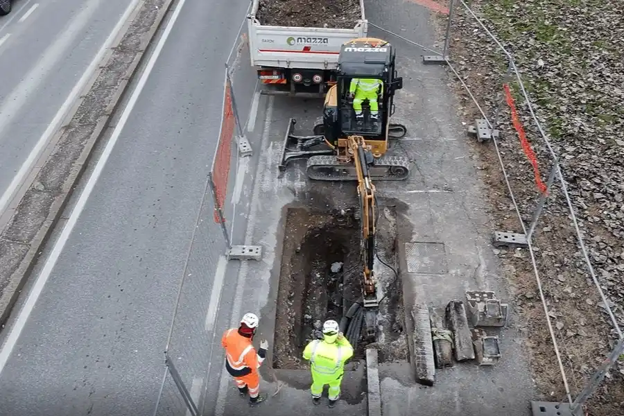 Copertina video - miniescavatore e operai in cantiere
