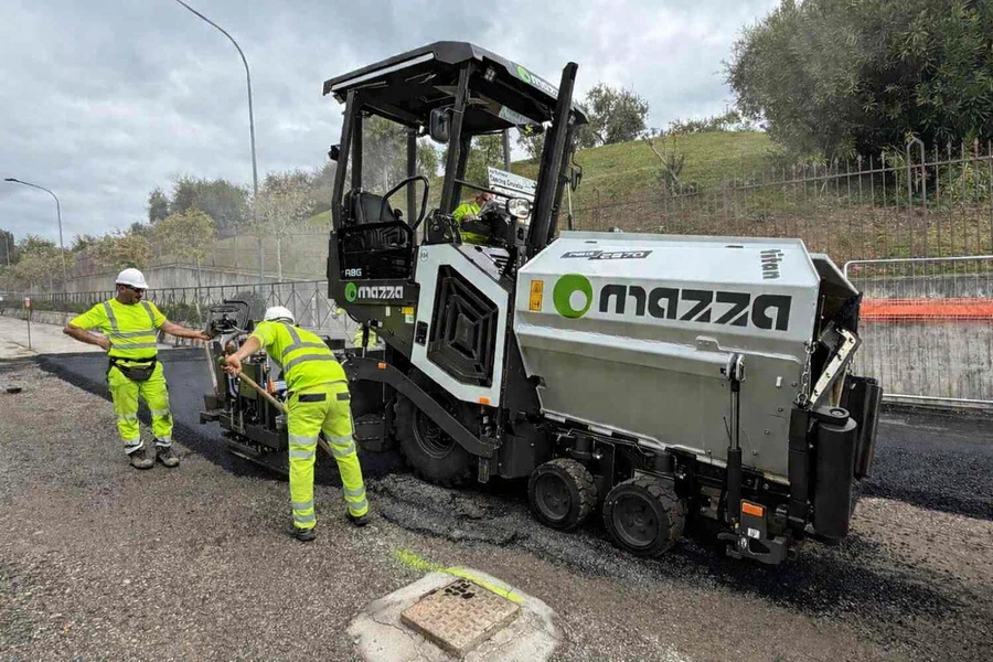 Finitrice in cantiere Padenghe
