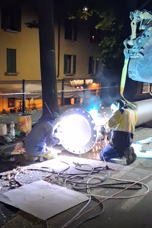 saldatori all'opera di notte