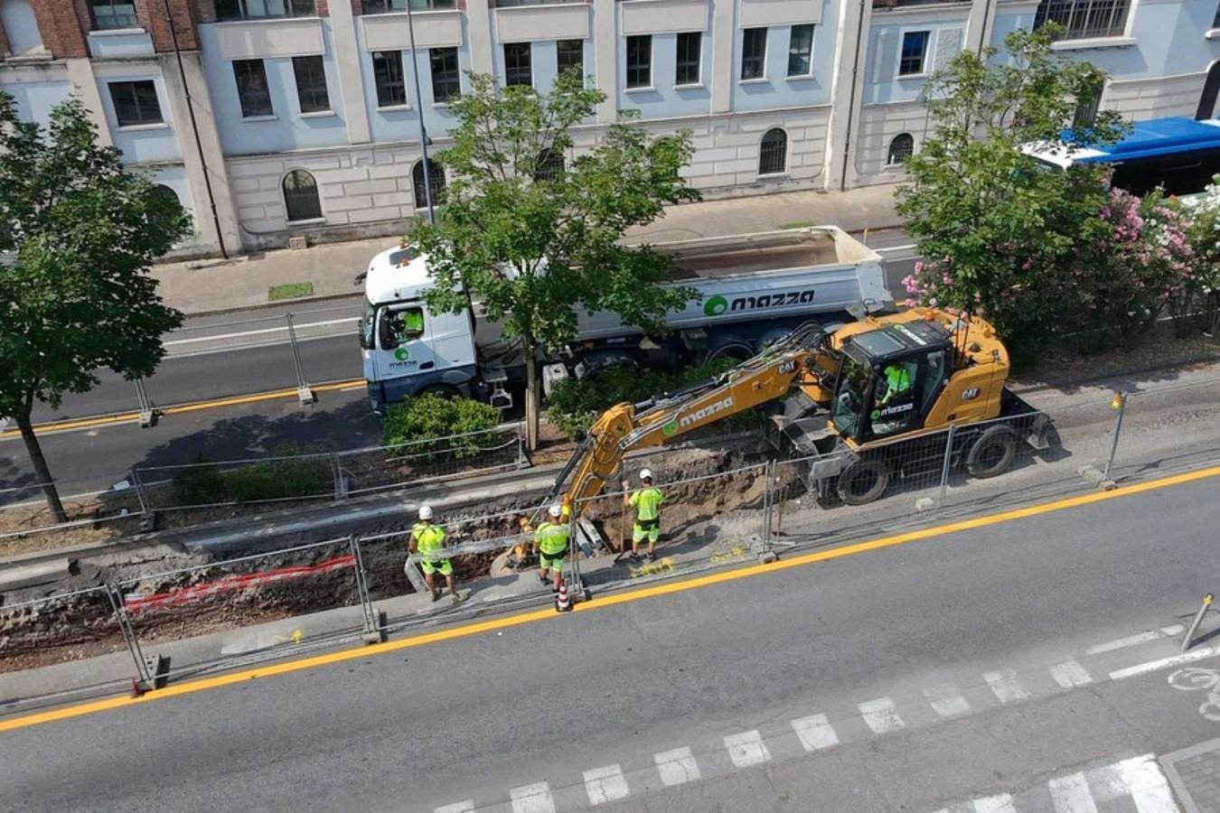 Escavatore + autocarro + squadra viale Bornata