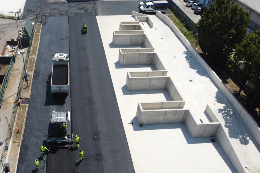 Piazzale rivolta d'adda con finitrice squadr operativa e 4 assi