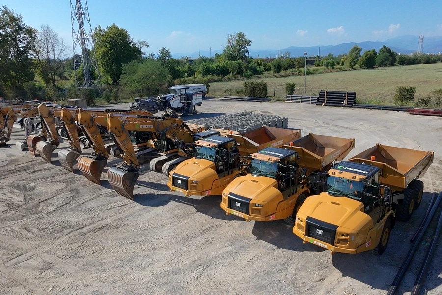 Escavatori e dumper in fila in sede