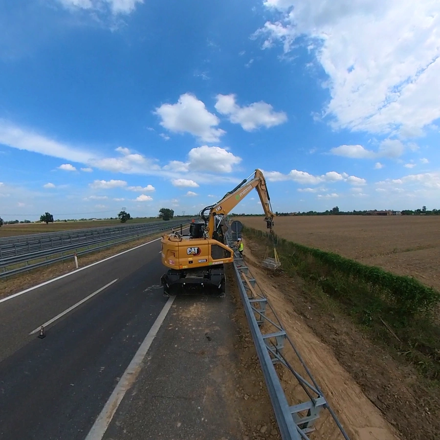 Autostrada lavori escavatore e embrici